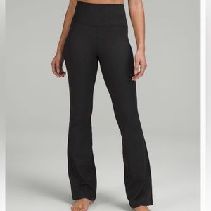 Lululemon Groove Super-High-Rise Flared Pant
Nulu Ripple Emboss Black Size 6